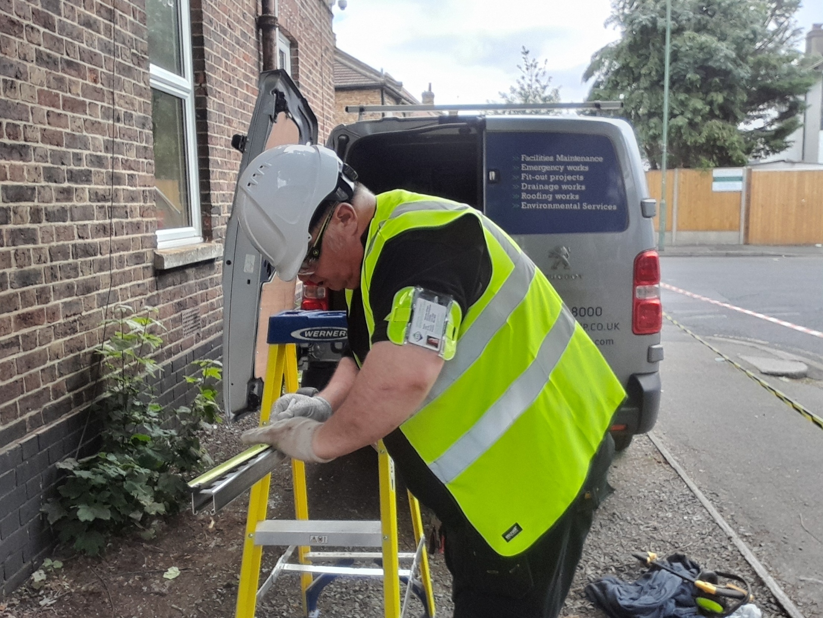 Gilly's Electrical at work